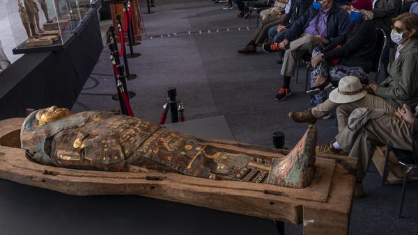 Descubren Más De 100 Sarcófagos En Egipto