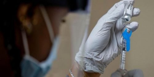 Enfermero vacunado en España contra el COVID-19 ha dado positivo