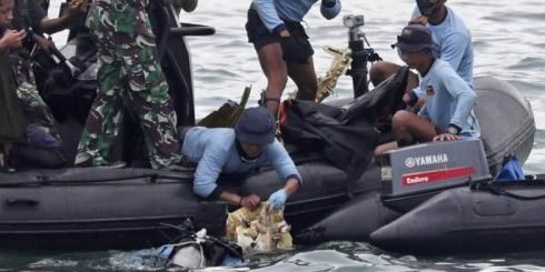 Intentan recuperar las cajas negras de la tragedia área en Indonesia Intentan recuperar las cajas negras de la tragedia área en Indonesia