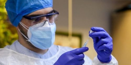 un-sanitario-inyecta-la-vacuna-durante-el-primer-dia-de-vacunacion-contra-la-covid-19 La vacuna universal contra toda las cepas del coronavirus