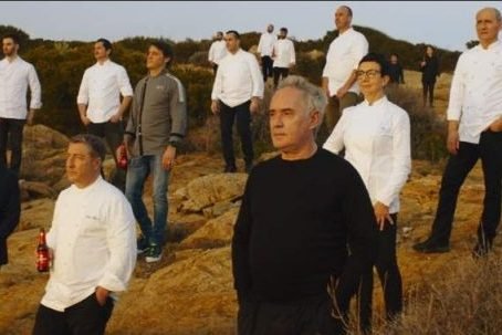 La cervecería catalana Estrella Damm y 42 de los mejores chefs, realzan el volt de la gastronomía española