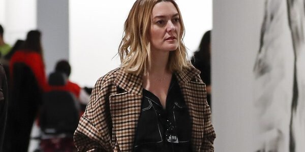 La reconocida firma estrella de Inditex, Zara, se ha encargado de rescatar una de sus best seller, la cual la hija de Amancio Ortega lucio en el 2017. Se trata de una chaqueta – vestido de edición limitada, apostando así por el recuperar aquella tendencia del vestido – blazer con esta prenda que se encuentra disponible en color caqui, rayas horizontales y un excepcional cinturón que permite dar ese toque final al anudarse en la espalda, afinando así la cintura femenina. Este diseño cuenta con un precio de 89.95 euros y ya se encuentra disponible en la tienda online de Zara. Se puede apreciar en diferentes tallas, desde la XS hasta la XL, con el fin de que cualquier mujer pueda lucir este diseño elegante, cómodo y a la vez un poco casual. Siendo una pieza ideal para llevar en cualquier día de la semana, la cual luce muy bien al acompañarse con unos botines o zapatillas deportivas en el caso de que se desee un estilo aún más casual. El efecto Marta Esto es algo que ha venido tras las apariciones en público de Marta Ortega, hija de Amancio Ortega. Quien ha sido reconocida por ser la mejor embajadora de Inditex y especialmente de Zara. Pero además se ha caracterizado por su personalidad discreta. Sin embargo al iniciar su relación con su actual esposo, Carlos Torretta, sus apariciones públicas fueron cada vez más frecuentes, sin duda luce de forma excepcional cada una de las prendas que lleve y ahí fue cuando nació el conocido efecto Marta. De hecho en los últimos 4 años los estilismos de esta exitosa empresaria han causado gran sensación. De tal forma que aquellas colecciones llegan a agotarse en tan solo pocas horas, por lo que sin pensarlo se ha convertido en una influencia que ha generado éxito en las ventas.  Sin duda uno de los diseños más virales ha sido el vestido – blazer con estampado de cuadros y cinturón a juego el cual llevó en el año 2017 en el reconocido front row del desfile de Roberto Torretta, quien es su suegro. En dicho desfile de la pasarela madrileña logró cautivar muchas miradas, por lo que no es de extrañar que el efecto Marta haya permitido convertir esta pieza en un best seller.  Un diseño renovado de aquel best seller Tal fue el éxito de aquella pieza de vestido – blazer, que en poco tiempo permitió colgar el cartel de agotado. Ahora Zara espera conseguir el mismo éxito al lanzar un diseño renovado y moderno de esta pieza que sin duda no pasara desapercibida.  Esta pieza es una excelente opción para aquellas mujeres que generalmente tienen alguna indecisión al momento de prepararse para alguna reunión, cita o salida, ya que se adapta a cualquier ocasión, cualquier peinado, prácticamente cualquier accesorio y diferentes calzados. Por lo que de hecho se trata de una prenda que no debe faltar en cualquier armario femenino.  La clave se encuentra en aprovechar al máximo el hecho de que las personas nuevamente están socializando de forma presencial y por ende querrán lucir bien, y cuando de esto se trata, no cabe duda alguna de que Zara en la industria de la moda siempre es una excelente alternativa. Más aun tratándose de una pieza que se adapta a diversas ocasiones, desde reuniones formales hasta informales. Además de ser elegante, es muy cómoda y práctica. La moda tras la pandemia Tras la pandemia causada por el coronavirus el mundo de la moda ha tenido que reinventarse para no quedar en el olvido, y lo más importante, para continuar facturando. A raíz del distanciamiento social, las herramientas virtuales se han convertido en un gran apoyo para mejorar las ventas. Sin embargo cuando se trata de prendas, es un poco difícil de conseguir, pues realmente no se trata de una compra necesaria y más aun tratándose de personas que ni siquiera saldrán de su hogar.  Sin embargo no se debe dejar a un lado que la pandemia también nos ha permitido familiarizarnos aún más con la tecnología. De tal forma que toda tienda en la actualidad debe contar con un sitio web y además ofrecer catálogos virtuales de tal forma que las personas puedan realizar sus compras sin tener que salir de la comodidad de su hogar. Y en este aspecto Zara no se ha quedado atrás, pues como el resto de las grandes firmas y comercios han sabido adaptarse a este nuevo estilo de vida que nos ha exigido actualizarnos de forma acelerada con el fin de continuar marcando una presencia en el mundo de las ventas. Es por ello que ahora tras los meses de confinamiento, Zara apuesta por una prenda que anteriormente significo un éxito, con el fin de recuperar la atención de sus clientes al ofrecer una pieza reconocido, limitada y renovada. Sin duda se trata de una excelente estrategia, pues de hecho la firma Zara es la preferida por muchas mujeres al momento de querer lucir cualquier estilo.  ¿Algunos gustos han cambiado? En cierta forma así lo es, ya que ahora predomina la comodidad, lo que no es de extrañar, pues luego de haber pasado tantos meses en cuarentena, las personas se han acostumbrado a lucir cualquier prenda, donde lo esencial es que sea cómodo para estar en la casa. Sin embargo también es cierto el hecho de que ahora las personas están retomando su vida social fuera de casa. Por lo que ahora toca nuevamente lucir prendas que realmente se vean bien. Sin embargo claro está el hecho de que muchos no quieren abandonar la comodidad que sentían en su hogar. Por lo que ahora el reto está en ofrecer piezas que sean tanto agradables a la vista como cómodas al momento de usarlas por largos periodos de tiempo. En este aspecto el vestido – blazer es una excelente opción, ya que permite a las personas poder lucir una pieza realmente cómodo, pero a la vez elegante o casual, todo dependiendo de los accesorios con lo cual lo acompañe. No cabe duda alguna de que una vez más Zara ha acertado al apostar por una pieza que seguramente tendrá gran aceptación. Fuente: https://www.lavanguardia.com/de-moda/20210323/6604462/zara-lanza-version-disenos-mas-virales-marta-ortega.html La reconocida firma estrella de Inditex, Zara, se ha encargado de rescatar una de sus best seller, la cual la hija de Amancio Ortega lucio en el 2017. Se trata de una chaqueta – vestido de edición limitada, apostando así por el recuperar aquella tendencia del vestido – blazer con esta prenda que se encuentra disponible en color caqui, rayas horizontales y un excepcional cinturón que permite dar ese toque final al anudarse en la espalda, afinando así la cintura femenina. Este diseño cuenta con un precio de 89.95 euros y ya se encuentra disponible en la tienda online de Zara. Se puede apreciar en diferentes tallas, desde la XS hasta la XL, con el fin de que cualquier mujer pueda lucir este diseño elegante, cómodo y a la vez un poco casual. Siendo una pieza ideal para llevar en cualquier día de la semana, la cual luce muy bien al acompañarse con unos botines o zapatillas deportivas en el caso de que se desee un estilo aún más casual. El efecto Marta Esto es algo que ha venido tras las apariciones en público de Marta Ortega, hija de Amancio Ortega. Quien ha sido reconocida por ser la mejor embajadora de Inditex y especialmente de Zara. Pero además se ha caracterizado por su personalidad discreta. Sin embargo al iniciar su relación con su actual esposo, Carlos Torretta, sus apariciones públicas fueron cada vez más frecuentes, sin duda luce de forma excepcional cada una de las prendas que lleve y ahí fue cuando nació el conocido efecto Marta. De hecho en los últimos 4 años los estilismos de esta exitosa empresaria han causado gran sensación. De tal forma que aquellas colecciones llegan a agotarse en tan solo pocas horas, por lo que sin pensarlo se ha convertido en una influencia que ha generado éxito en las ventas. Sin duda uno de los diseños más virales ha sido el vestido – blazer con estampado de cuadros y cinturón a juego el cual llevó en el año 2017 en el reconocido front row del desfile de Roberto Torretta, quien es su suegro. En dicho desfile de la pasarela madrileña logró cautivar muchas miradas, por lo que no es de extrañar que el efecto Marta haya permitido convertir esta pieza en un best seller. Un diseño renovado de aquel best seller Tal fue el éxito de aquella pieza de vestido – blazer, que en poco tiempo permitió colgar el cartel de agotado. Ahora Zara espera conseguir el mismo éxito al lanzar un diseño renovado y moderno de esta pieza que sin duda no pasara desapercibida. Esta pieza es una excelente opción para aquellas mujeres que generalmente tienen alguna indecisión al momento de prepararse para alguna reunión, cita o salida, ya que se adapta a cualquier ocasión, cualquier peinado, prácticamente cualquier accesorio y diferentes calzados. Por lo que de hecho se trata de una prenda que no debe faltar en cualquier armario femenino. La clave se encuentra en aprovechar al máximo el hecho de que las personas nuevamente están socializando de forma presencial y por ende querrán lucir bien, y cuando de esto se trata, no cabe duda alguna de que Zara en la industria de la moda siempre es una excelente alternativa. Más aun tratándose de una pieza que se adapta a diversas ocasiones, desde reuniones formales hasta informales. Además de ser elegante, es muy cómoda y práctica. La moda tras la pandemia Tras la pandemia causada por el coronavirus el mundo de la moda ha tenido que reinventarse para no quedar en el olvido, y lo más importante, para continuar facturando. A raíz del distanciamiento social, las herramientas virtuales se han convertido en un gran apoyo para mejorar las ventas. Sin embargo cuando se trata de prendas, es un poco difícil de conseguir, pues realmente no se trata de una compra necesaria y más aun tratándose de personas que ni siquiera saldrán de su hogar. Sin embargo no se debe dejar a un lado que la pandemia también nos ha permitido familiarizarnos aún más con la tecnología. De tal forma que toda tienda en la actualidad debe contar con un sitio web y además ofrecer catálogos virtuales de tal forma que las personas puedan realizar sus compras sin tener que salir de la comodidad de su hogar. Y en este aspecto Zara no se ha quedado atrás, pues como el resto de las grandes firmas y comercios han sabido adaptarse a este nuevo estilo de vida que nos ha exigido actualizarnos de forma acelerada con el fin de continuar marcando una presencia en el mundo de las ventas. Es por ello que ahora tras los meses de confinamiento, Zara apuesta por una prenda que anteriormente significo un éxito, con el fin de recuperar la atención de sus clientes al ofrecer una pieza reconocido, limitada y renovada. Sin duda se trata de una excelente estrategia, pues de hecho la firma Zara es la preferida por muchas mujeres al momento de querer lucir cualquier estilo. ¿Algunos gustos han cambiado? En cierta forma así lo es, ya que ahora predomina la comodidad, lo que no es de extrañar, pues luego de haber pasado tantos meses en cuarentena, las personas se han acostumbrado a lucir cualquier prenda, donde lo esencial es que sea cómodo para estar en la casa. Sin embargo también es cierto el hecho de que ahora las personas están retomando su vida social fuera de casa. Por lo que ahora toca nuevamente lucir prendas que realmente se vean bien. Sin embargo claro está el hecho de que muchos no quieren abandonar la comodidad que sentían en su hogar. Por lo que ahora el reto está en ofrecer piezas que sean tanto agradables a la vista como cómodas al momento de usarlas por largos periodos de tiempo. En este aspecto el vestido – blazer es una excelente opción, ya que permite a las personas poder lucir una pieza realmente cómodo, pero a la vez elegante o casual, todo dependiendo de los accesorios con lo cual lo acompañe. No cabe duda alguna de que una vez más Zara ha acertado al apostar por una pieza que seguramente tendrá gran aceptación. Fuente: https://www.lavanguardia.com/de-moda/20210323/6604462/zara-lanza-version-disenos-mas-virales-marta-ortega.html