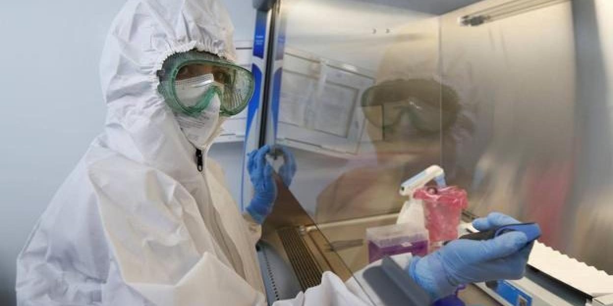 La cepa del coronavirus en Uganda, se ha detectado en tres pacientes de Sevilla, muere uno de ellos La cepa del coronavirus en Uganda, se ha detectado en tres pacientes de Sevilla, muere uno de ellos