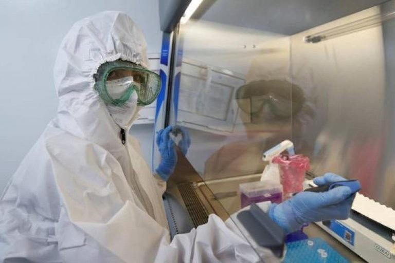 La cepa del coronavirus en Uganda, se ha detectado en tres pacientes de Sevilla, muere uno de ellos