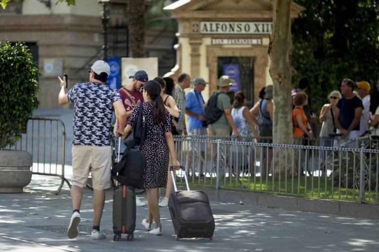 España recibirá durante 2021 más del doble de turistas que en 2020