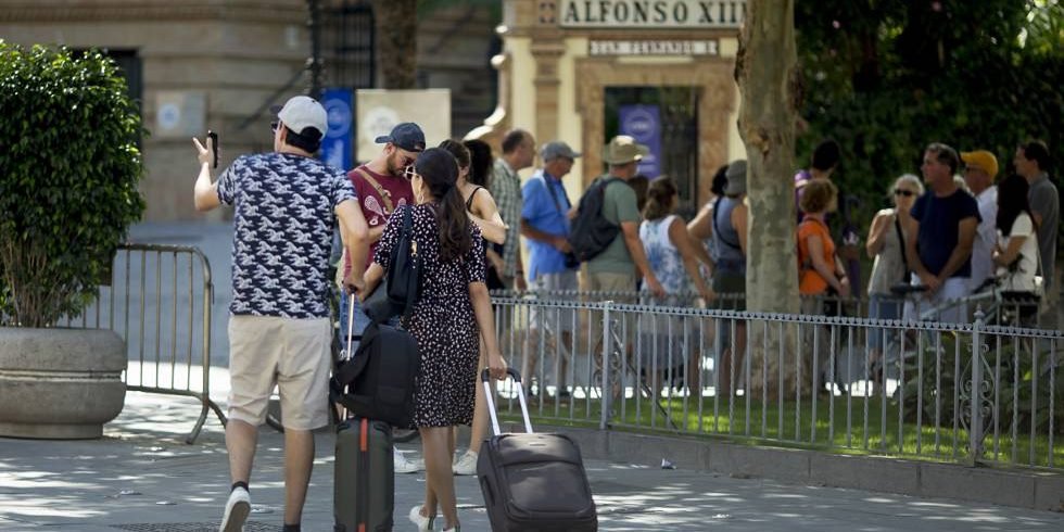 España recibirá durante 2021 más del doble de turistas que en 2020 España recibirá durante 2021 más del doble de turistas que en 2020