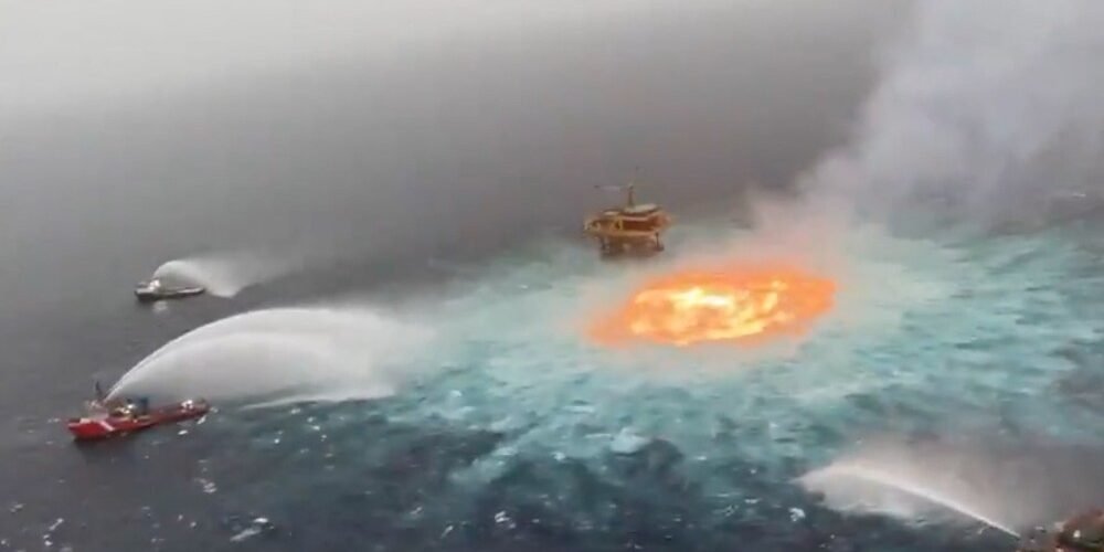 Incendio sobre el mar en el golfo de México Incendio sobre el mar en el golfo de México