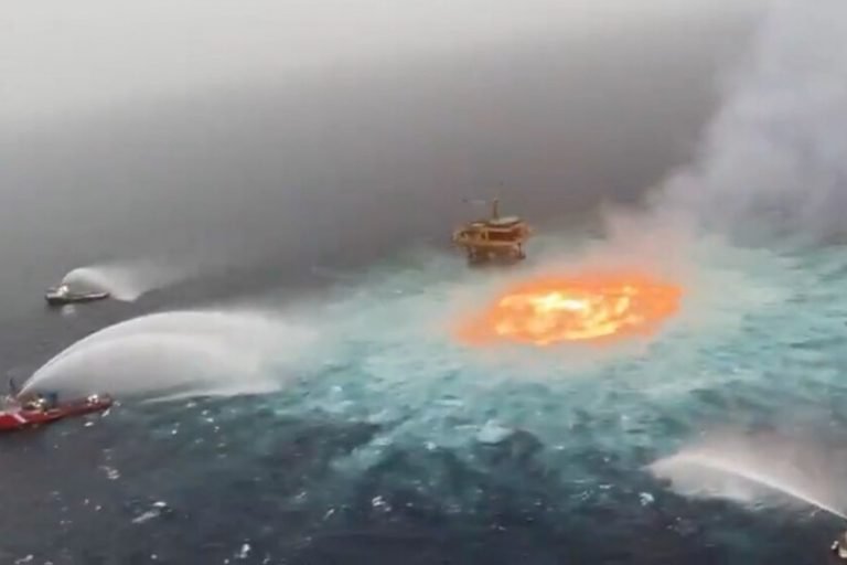 Incendio sobre el mar en el golfo de México