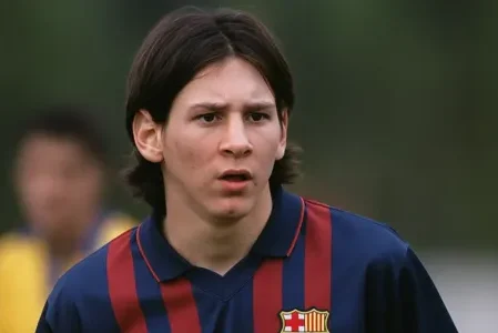 Lionel Messi jugando al fútbol en su infancia en Rosario, Argentina